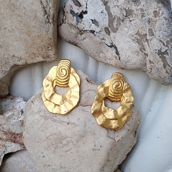 Jewelry - Style Gold Tone Earrings